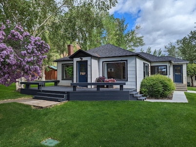 Garden Creek Retreat - Remodeled Home with Luxury Furnishings