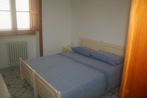 4 dormitorios, tabla de planchar con plancha, ropa de cama