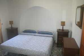 4 bedrooms, iron/ironing board, bed sheets