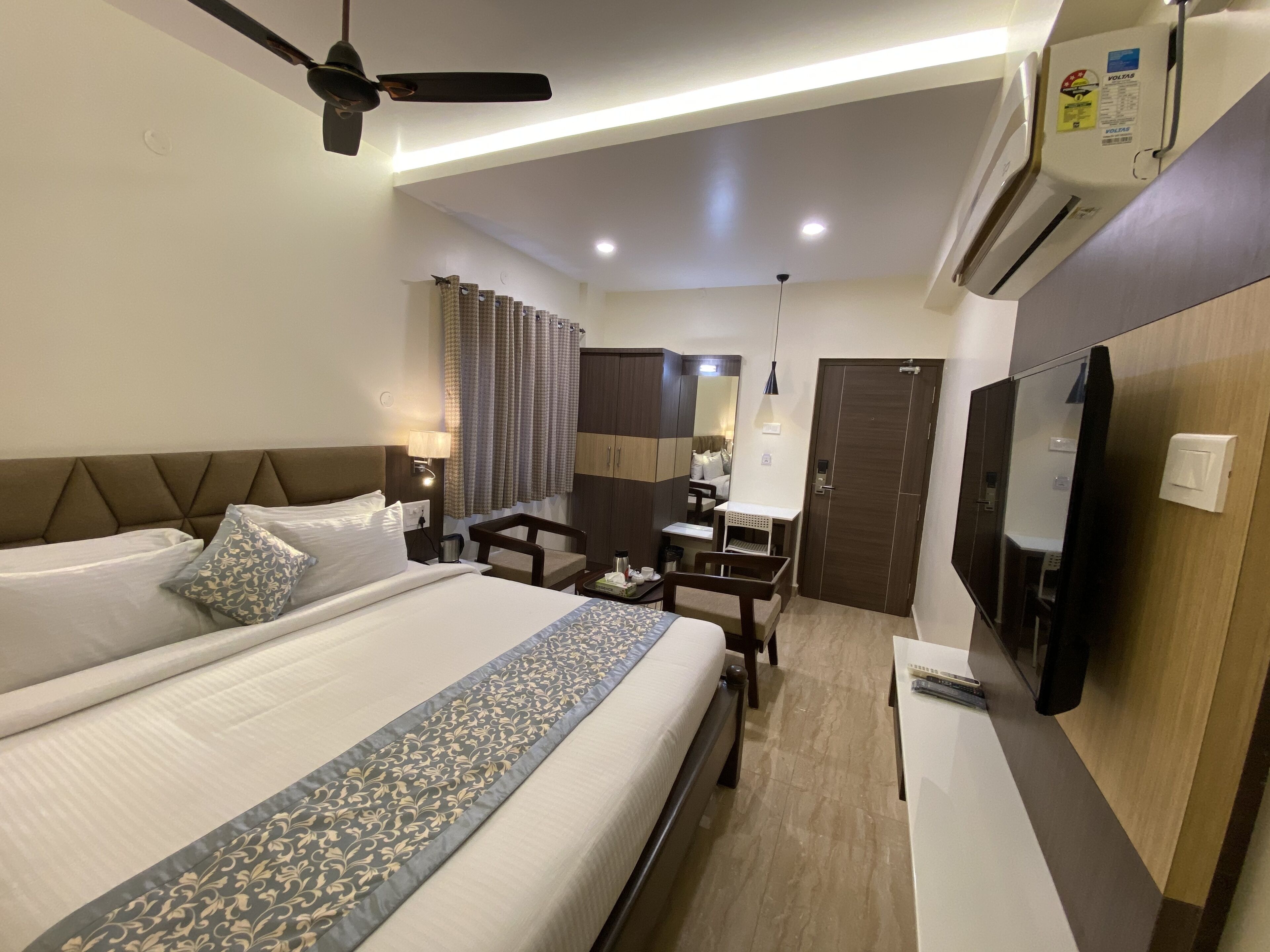 Executive Double Room | Premium bedding, down comforters, pillowtop beds, minibar