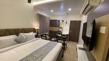 Executive Double Room | Premium bedding, down comforters, pillowtop beds, minibar