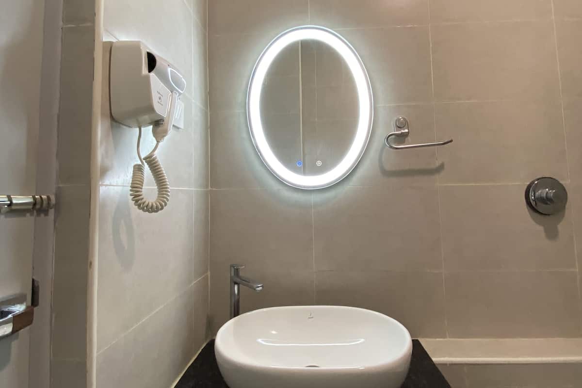 Habitación doble estándar, 1 cama Queen size | Baño | Regadera tipo lluvia, amenidades de baño gratuitas, secadora de cabello 