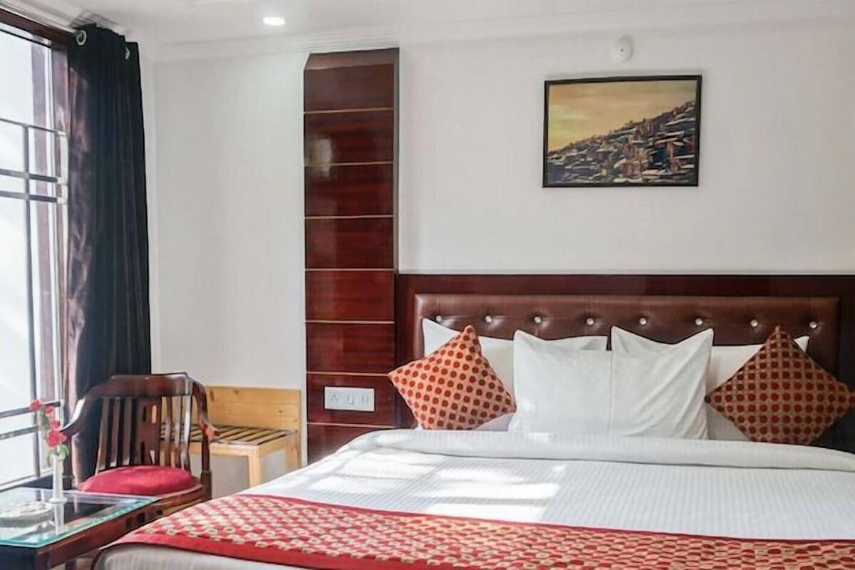 Premium Room | Blackout drapes, soundproofing, iron/ironing board, WiFi (free)