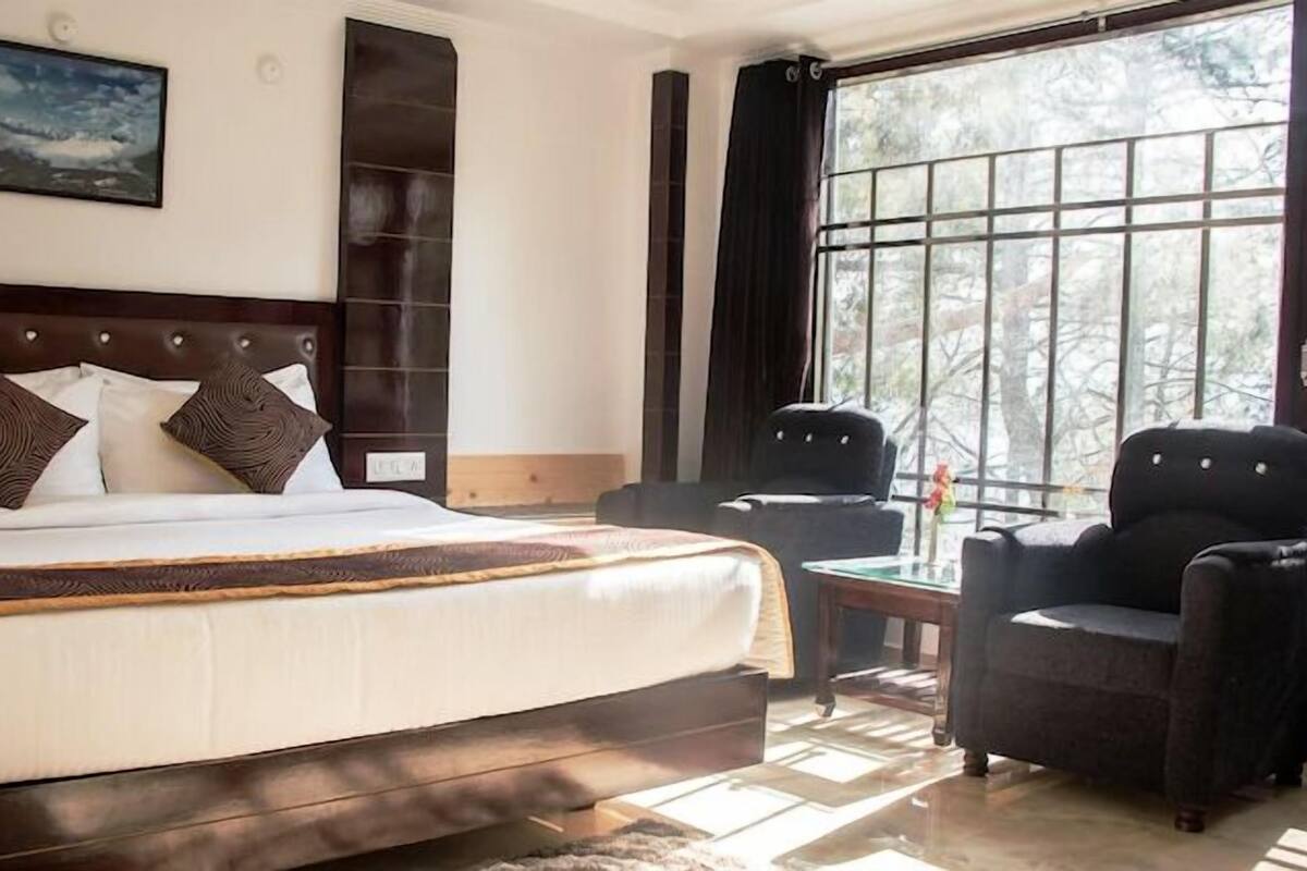 Club Room | Blackout drapes, soundproofing, iron/ironing board, WiFi (free)