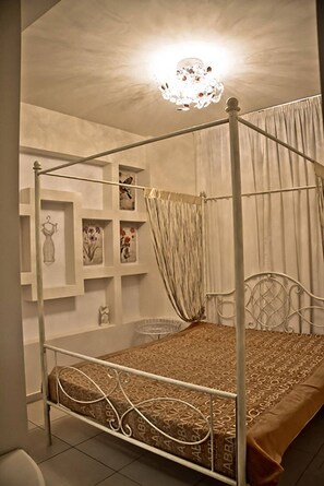 4 bedrooms, iron/ironing board, free WiFi, bed sheets