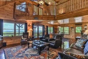 TV, fireplace, Netflix, DVD player - *New Listing* The High Life Long range views of the Blue Ridge Mountains (Mineral Bluff)
