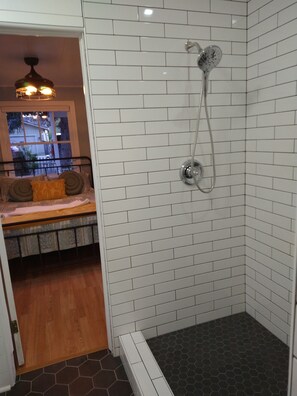 Dusche, Haartrockner, Handtücher, Seife