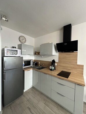 Fridge, microwave, oven, stovetop