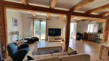 TV connectée, espaces bureaux, écrans d'ordinateur, imprimantes