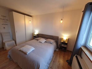 3 bedrooms, desk, iron/ironing board, free WiFi