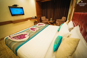 Habitación Club, dormitorio mixto | Sábanas de algodón egipcio, ropa de cama de alta calidad y escritorio 