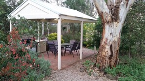 BBQ/picnic area - Donnybrook Cottages - Hutt River Cottage (Clare)