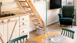Extraordinary Apartment with Balcony | Schallisolierte Zimmer, kostenlose Babybetten, kostenloses WLAN