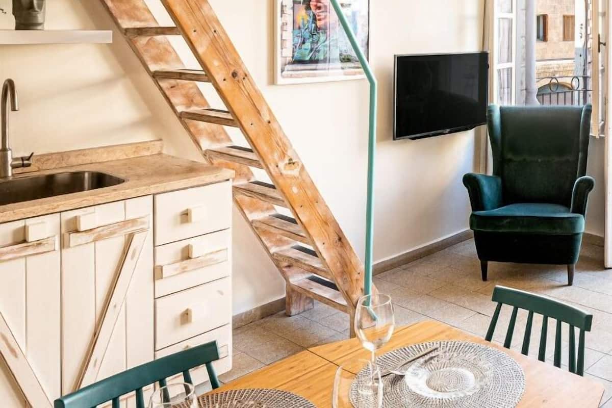 Extraordinary Apartment with Balcony | 1 室のベッドルーム、客室ごとに異なる装飾、客室ごとに異なるインテリア、防音設備