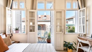 Studio with Balcony | Schallisolierte Zimmer, kostenlose Babybetten, kostenloses WLAN