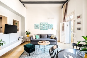Appartement, 1 chambre, balcon, vue sur la ville | Décor unique, ameublement unique, système d’insonorisation