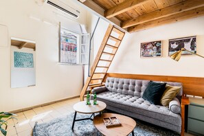 Studio with Gallery - Pink & Blondie ApartHotel - by Loginn (Tel Aviv)