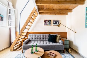 Studio with Gallery | Décor unique, ameublement unique, système d’insonorisation
