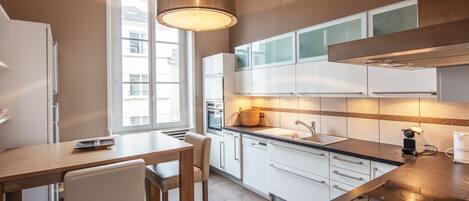 Réfrigérateur, four à micro-ondes, un four, surface de cuisson
