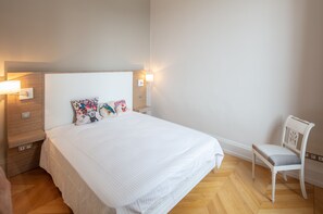 2 chambres, coffres-forts dans les chambres, fer et planche à repasser