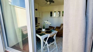 Un espace repas comprenant une table, des chaises et un ventilateur de plafond.
