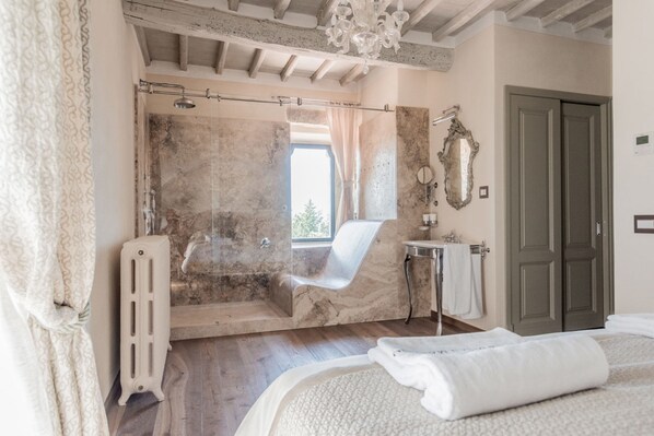 Appartamento panoramico, 2 camere da letto | Una cassaforte in camera, postazione laptop, Wi-Fi gratuito