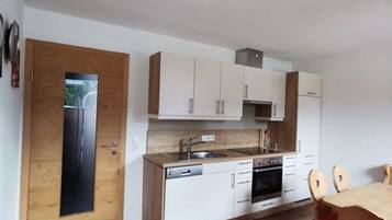 Kühlschrank, Mikrowelle, Herdplatte, Geschirrspüler