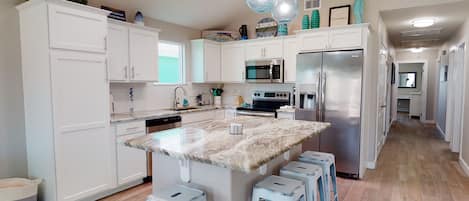 Refrigerador, microondas, horno, placa de cocina