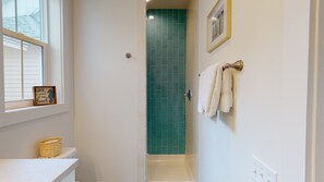 Combined shower/bathtub, towels - Shared Pool-Palapa, Pet Friendly, Golf Cart Access, Parking for 2 (Port Aransas)