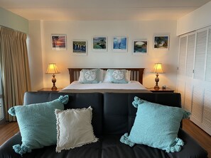 1 habitación, escritorio, tabla de planchar con plancha y cuna de viaje 