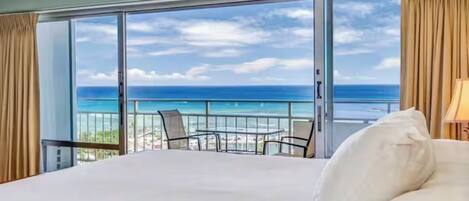 1 chambre, bureau, fer et planche à repasser, lit parapluie