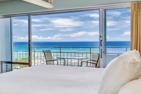 View Test: Can you see the ocean from the bed?