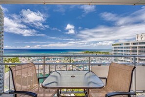 Outdoor dining - Oceanfront Waikiki/Ilikai Condo with stunning ocean views and free parking   (honolulu)