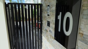 Une grille en métal noir avec le chiffre « 10 » peint sur un mur.