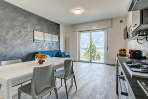 Kühlschrank, Mikrowelle, Ofen, Geschirrspüler