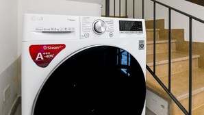 A front-loading LG Direct Drive 10.5 kg washer with a Steam+ A+++ rating, located near a staircase. - Holiday Apartments Brenzone - Apartment SOLE (Brenzone)