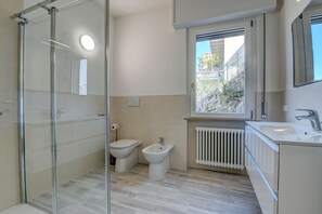 Dusche, Haartrockner, Bidet, Handtücher