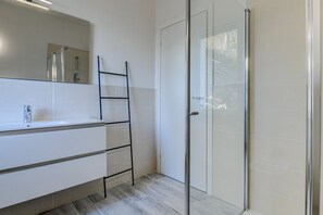 Shower, hair dryer, bidet, towels - Holiday Apartments Brenzone - Apartment SOLE (Brenzone)