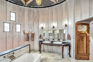 Kylpyamme, hiustenkuivaaja, pyyhkeet