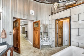 3 makuuhuonetta, silitysrauta/-lauta, ilmainen Wi-Fi, vuodevaatteet