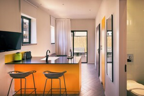 Suite with Terrace | Private kitchen | Mini-fridge, stovetop, espresso maker, coffee/tea maker - Silicate Ben Yehuda - Smart Hotel by Loginn Tel Aviv (Tel Aviv)
