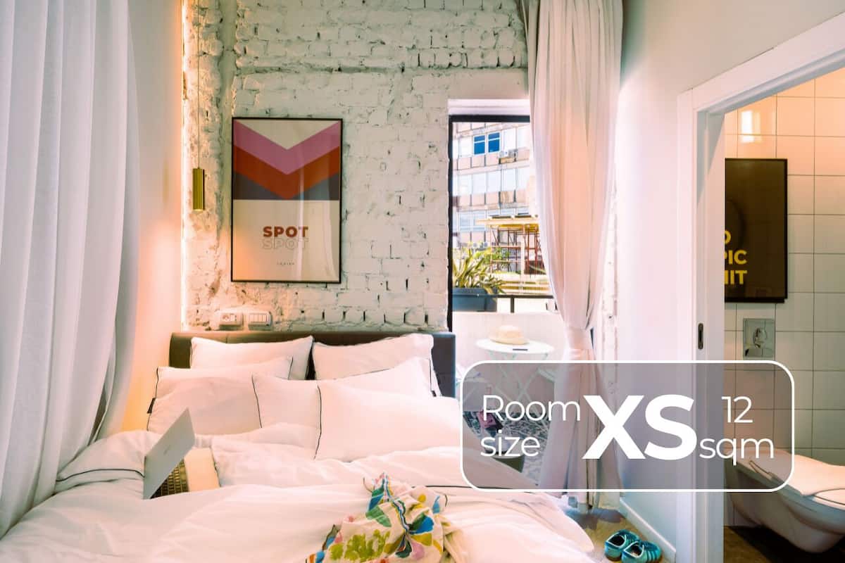 Room with back Balcony | Individually decorated, individually furnished, desk, laptop workspace