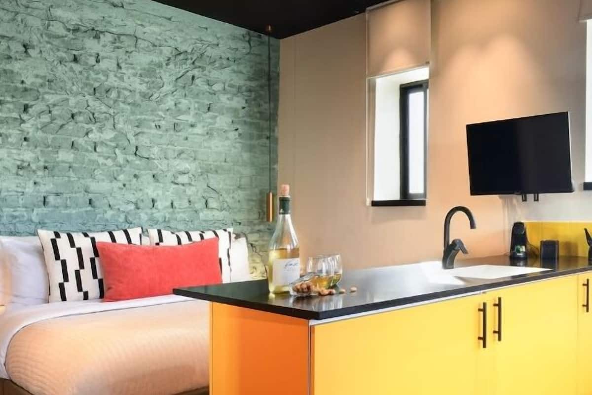 Suite with Terrace | Individually decorated, individually furnished, desk, laptop workspace