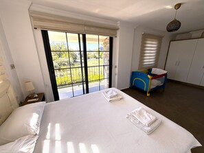 3 makuuhuonetta, silitysrauta/-lauta, ilmainen Wi-Fi, vuodevaatteet