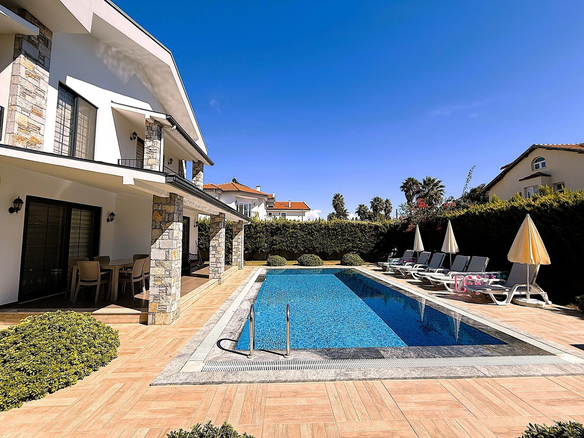 Outdoor pool, pool loungers