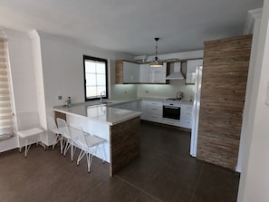 Refrigerador, horno, parrilla de estufa y tetera eléctrica 