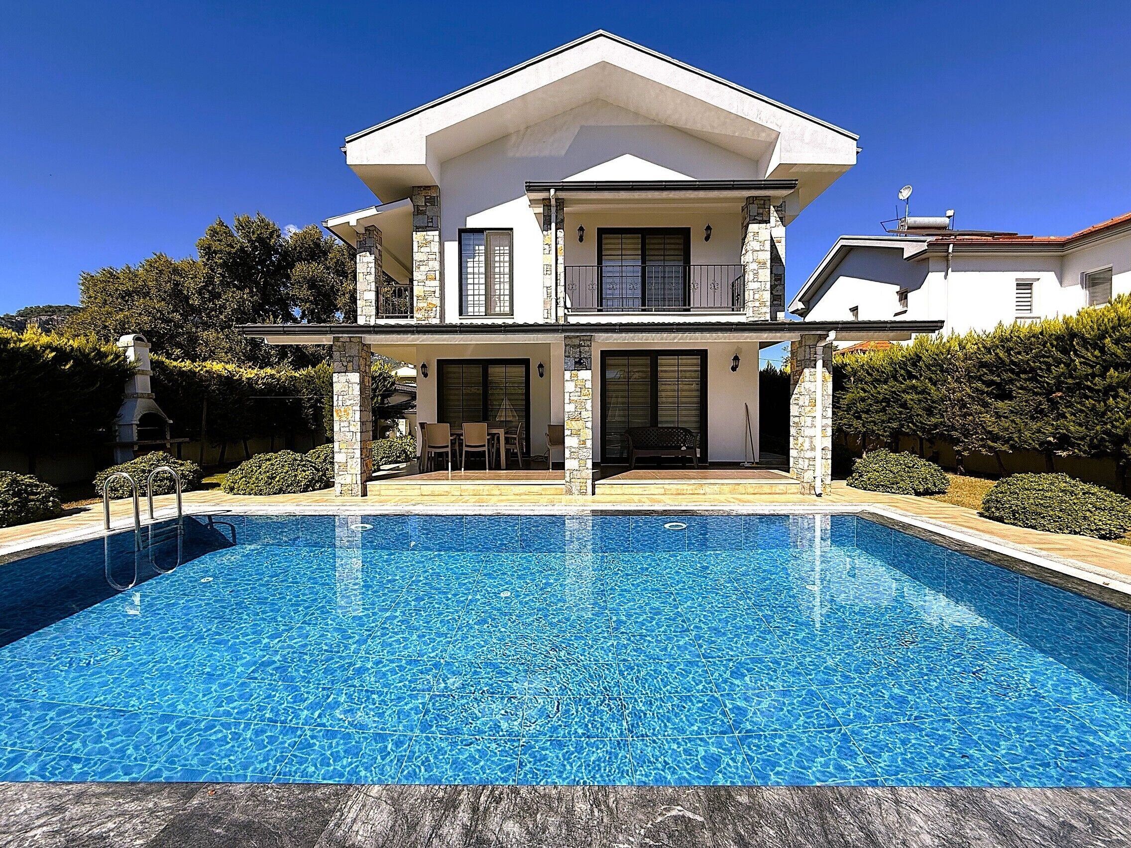 Outdoor pool, pool loungers