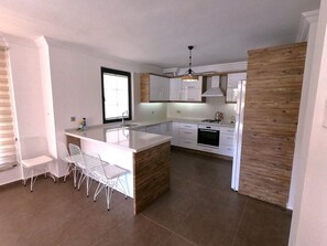 Fridge, oven, stovetop, electric kettle