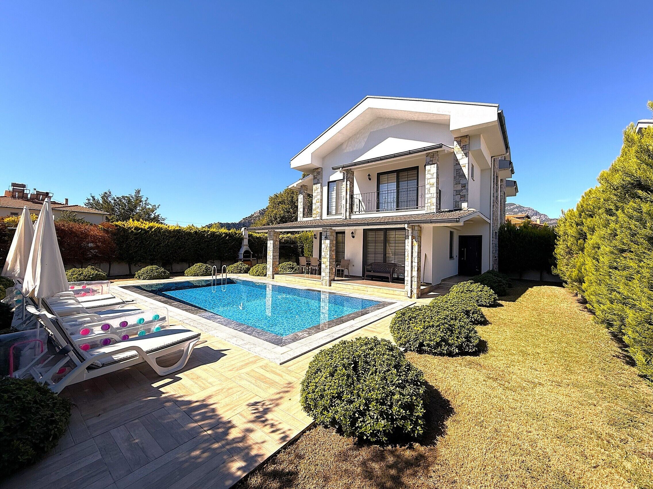 Piscina a l'aire lliure i gandules 