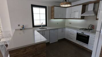 Een koelkast, een oven, een kookplaat, een waterkoker